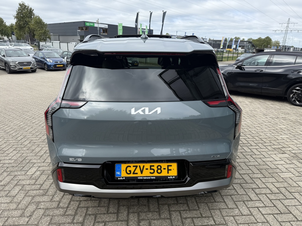 47767115-9.jpg