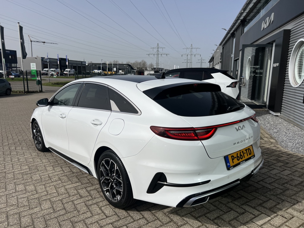 51728680-5.jpg